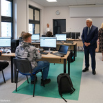 Prezydent Tadeusz Truskolaski rozmawia z uczniem podczas zajęć z lekcji informatyki 