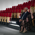 Prezydent Tadeusz Truskolaski siedzi na sali kinowej 