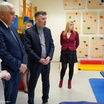Prezydent Tadeusz Truskolaski zwiedza salę zabaw 