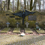 Pomnik, przy którym znajdują się groby nieznanych żołnierzy