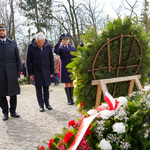 Prezydent Tadeusz Truskolaski oddaje hołd przed pomnikiem 