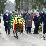 Prezydent Tadeusz Truskolaski w asyście strażnika miejskiego podąża w stronę pomnika 