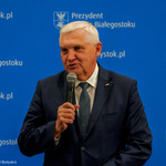 Prezydent Tadeusz Truskolaski przemawia podczas spotkania z mieszkańcami