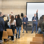Prezydent Tadeusz Truskolaski podczas rozmów z uczniami