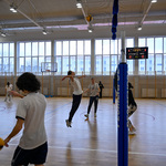 Uczniowie grają w siatkówkę podczas zajęć z w-fu