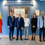 Prezydent Tadeusz Truskolaski oraz kadra szkolna pozują do pamiątkowego zdjęcia