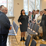 Prezydent Tadeusz Truskolaski odwiedza uczniów podczas próby chóru
