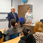 Prezydent Tadeusz Truskolaski podczas zajęć lekcyjnych rozmawia z uczniami