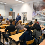 Prezydent Tadeusz Truskolaski odwiedza uczniów podczas zajęć lekcyjnych