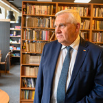 Prezydent Tadeusz Truskolaski w szkolnej bibliotece