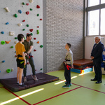 Prezydent Tadeusz Truskolaski obserwuje młodzież wspinającą się po ścieżce wspinaczkowej