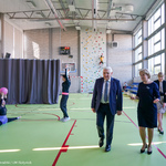 Prezydent Tadeusz Truskolaski oraz dyrektorka szkoły zwiedzają salę do ćwiczeń