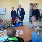 Prezydent Tadeusz Truskolaski wita dzieci w sali lekcyjnej