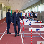 Prezydent Tadeusz Truskolaski odwiedza salę gimnastycznej, na której znajdują się płotki