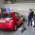 Prezydent Tadeusz Truskolaski podziwia L-kę znajdującą się w garażu szkolnym