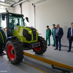 Prezydent Tadeusz Truskolaski obserwuje duży żółty traktor