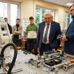 Nauczyciel prezentuje sprzęt prezydentowi Tadeuszowi Truskolaskiemu, obok stoją uczniowie