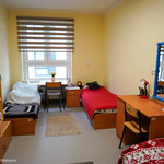 Internat - w pokoju znajdują się dwa łóżka oraz biurka