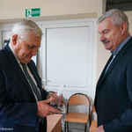 Dyrektor szkoły mgr. Kazimierz Wróblewski prezentuje prezydentowi Tadeuszowi Truskolaskiemu wygraną statuetkę