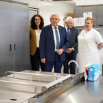 Prezydent Tadeusz Truskolaski w odwiedzinach w szkolnej kuchni