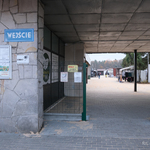 Nowa brama wejściowa na Targowisko Miejskie, w tle: nowa kostka brukowa
