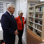 Prezydent Tadeusz Truskolaski oraz mgr Anna Agnieszka Niewiarowska zwiedzają szkolną bibliotekę