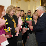 Dyrektorki departamentów otrzymują z rąk prezydenta Tadeusza Truskolaskiego żółte tulipany