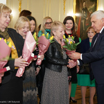 Prezydent Tadeusz Truskolaski wręcza kobietom żółte tulipany