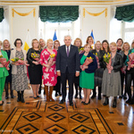 Prezydent Tadeusz Truskolaski pozuje do pamiątkowego zdjęcia z dyrektorkami departamentów w Pałacyku Gościnnym