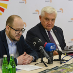 Dr. Adam Hermaniuk przemawia podczas konferencji prasowej 