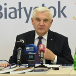 Prezydent Tadeusz Truskolaski zabiera głos podczas konferencji prasowej 
