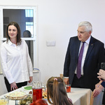 Prezydent Tadeusz Truskolaski podczas rozmów przy stole