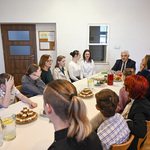 Prezydent Tadeusz Truskolaski wraz z mieszkańcami Domu pod modrzewiem siedzi przy stole