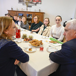 Dom pod modrzewiem - mieszkańcy podczas rozmów z prezydentem Tadeuszem Truskolaskim