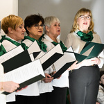 Seniorki podczas występu chóru