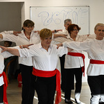 Seniorki prezentują występ taneczny