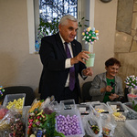 Prezydent Tadeusz Truskolaski prezentuje drzewko z jajeczkami wielkanocnymi