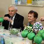 Prezydent Tadeusz Truskolaski podczas robienia drzewka z pisankami