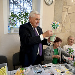 Prezydent Tadeusz Truskolaski prezentuje wykonaną przez siebie pracę