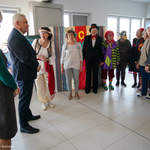 Seniorzy przebrani w kolorowe stroje rozmawiają z prezydentem Tadeuszem Truskolaskim