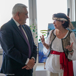 Prezydent Tadeusz Truskolaski podczas rozmowy z seniorką