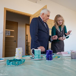 Prezydent Tadeusz Truskolaski podziwia prace plastyczne