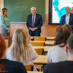 Prezydent Tadeusz Truskolaski wita się z uczniami V Liceum Ogólnokształcącego