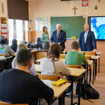 Prezydent Tadeusz Truskolaski odwiedza uczniów podczas zajęć