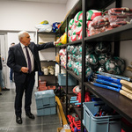 Prezydent Tadeusz Truskolaski podziwia sprzęt sportowy