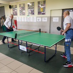 Prezydent Tadeusz Truskolaski podczas gry w tenis stołowy na korytarzu szkolnym