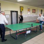Prezydent Tadeusz Truskolaski gra w tenis stołowy na korytarzu szkolnym
