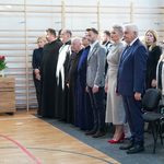 Uczestnicy wydarzenia stoją na baczność 
