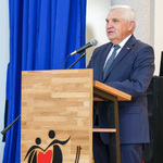 Prezydent Tadeusz Truskolaski przemawia z mównicy 