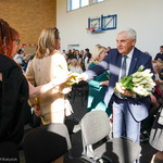 Prezydent Tadeusz Truskolaski rozdaje kobietom tulipany 